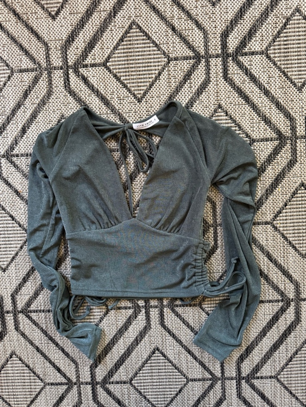12th Tribe V Neck Cut Out Backless Ruched Long Sleeve Crop Top in Emerald Size S - Picture 4 of 5